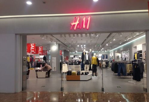 記者探訪H&M店，店門口三個女孩對“中國風”服裝反應各異